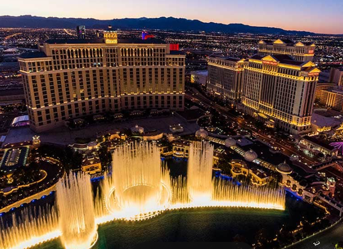 Bellagio Hotel und Springbrunnen in Las Vegas bei Sonnenuntergang