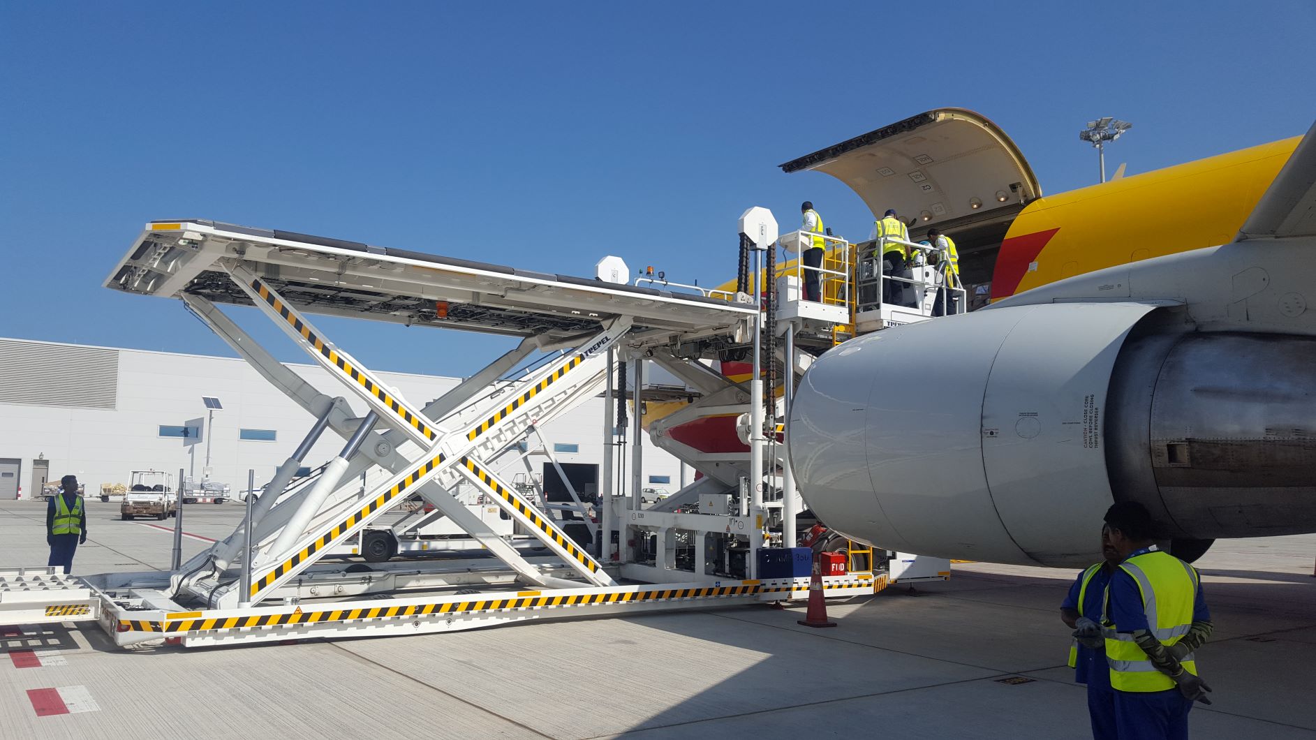 Beladung eines DHL-Frachtflugzeugs mit CHAMP 350