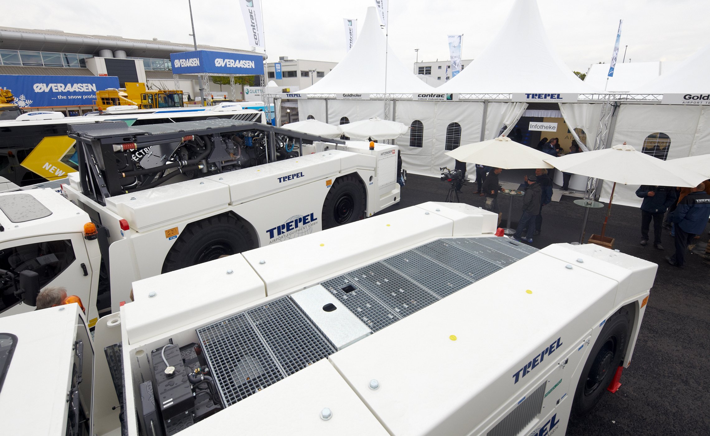 Mehrere CHALLENGER-Schlepper von TREPEL auf einer Messe vor weißen Pagodenzelten und Besuchern
