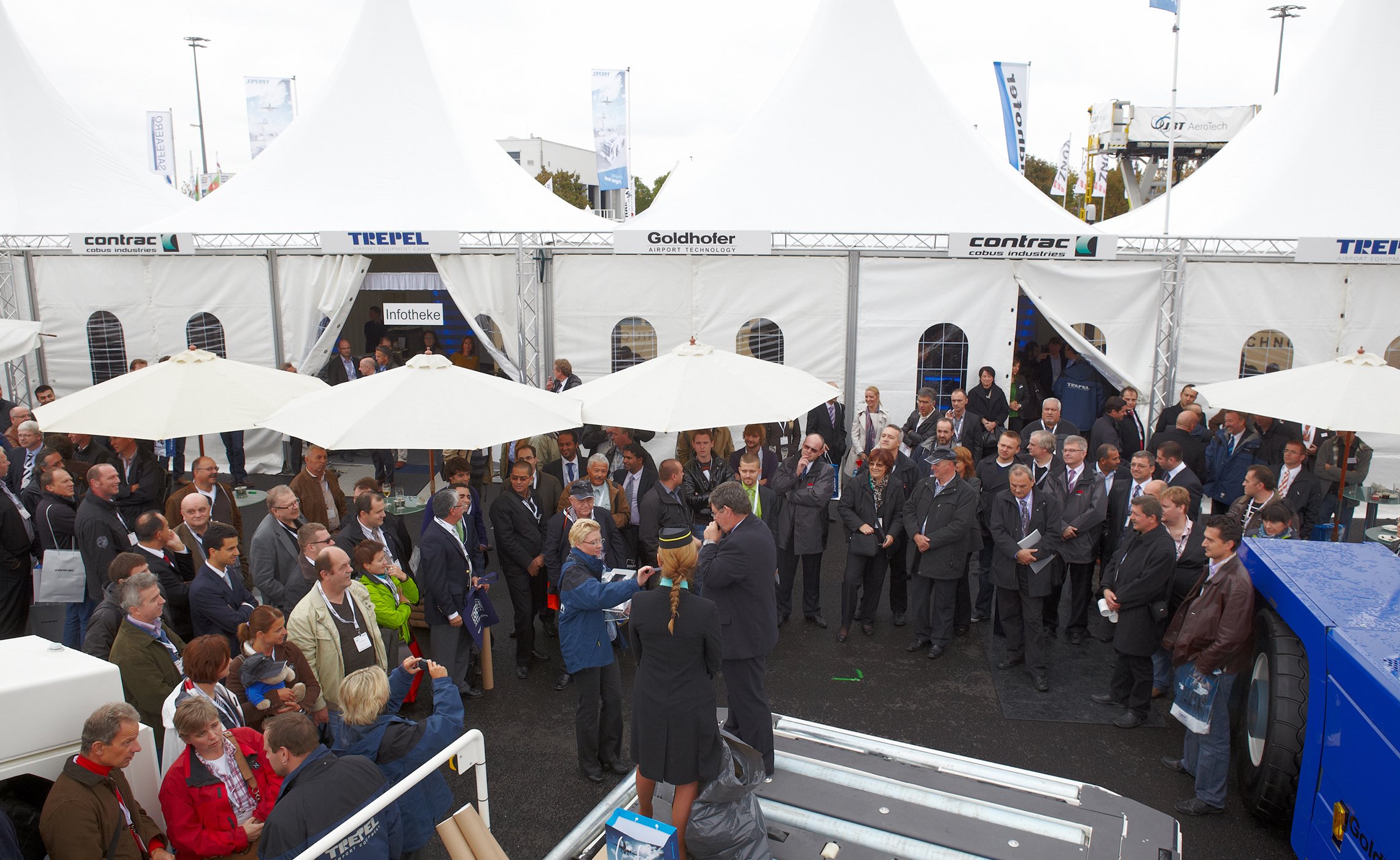 Menschenmenge vor einem weißen Messezelt mit TREPEL-Branding bei einer Live-Verlosung mit Moderator und Hostess