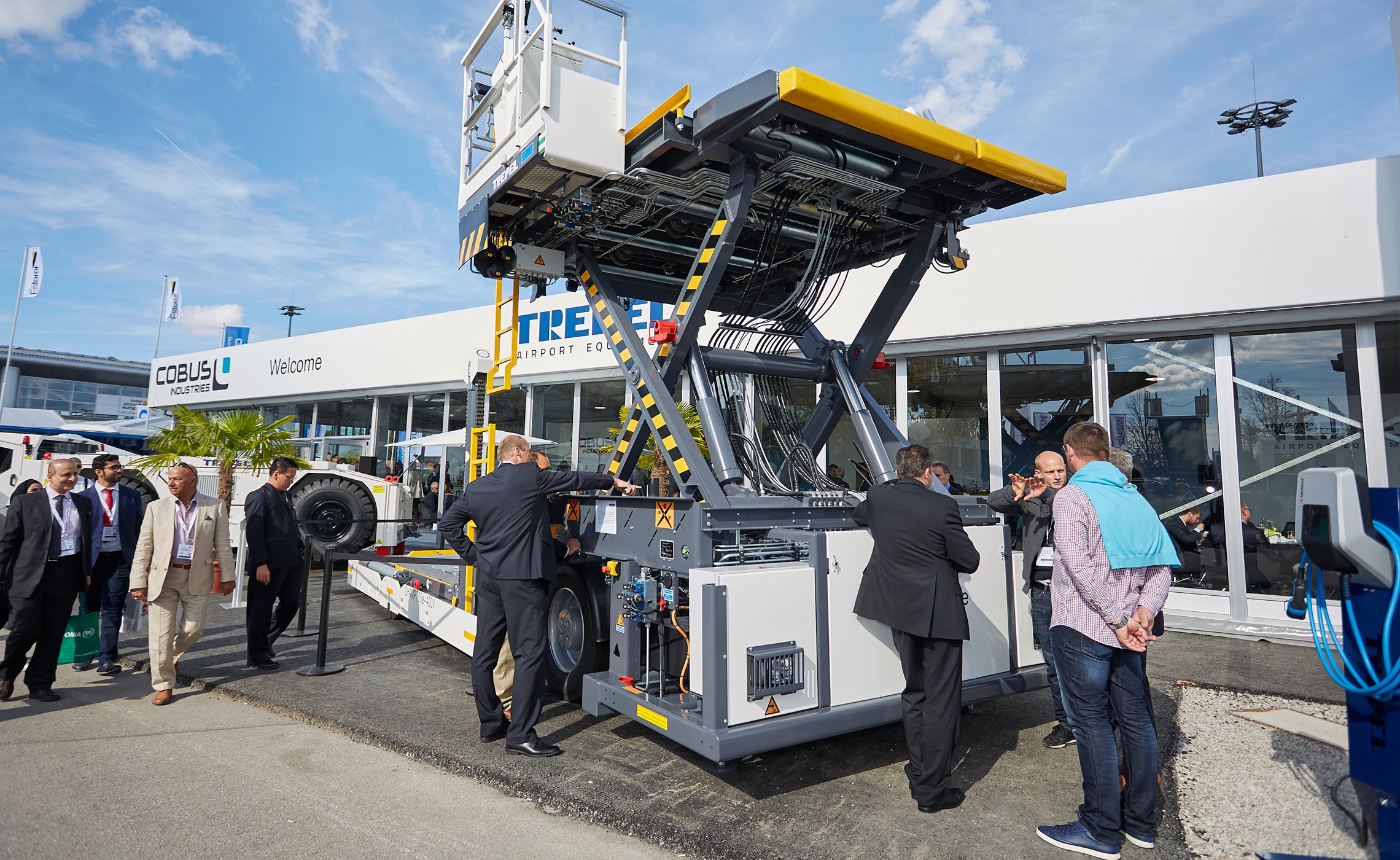 Messebesucher begutachten ein Highloader-Fahrzeug von TREPEL vor dem Messestand