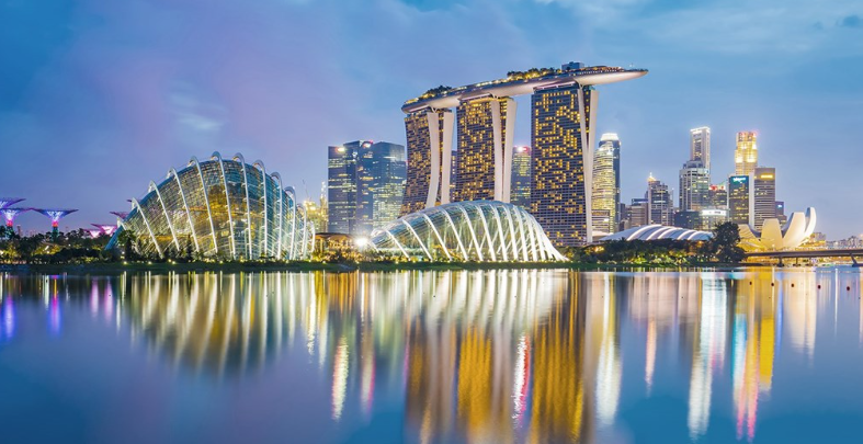 Skyline von Singapur mit Marina Bay Sands und Gardens by the Bay bei Nacht