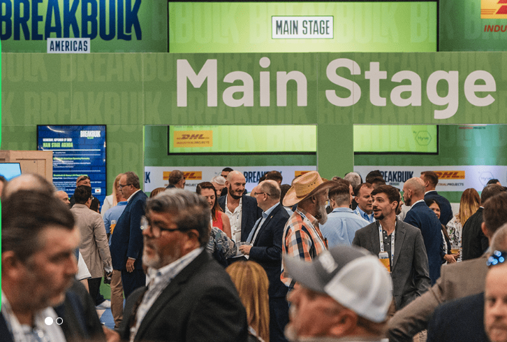 Breakbulk Americas – Besucher vor der Hauptbühne